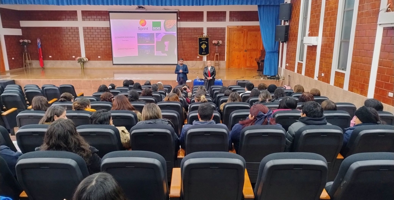 Los funcionarios/as del colegio participaron en una capacitación de comunicación